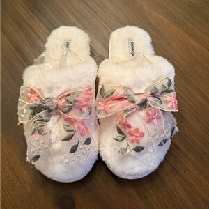 MOODPOP Floral Embroidered Fuzzy Slippers